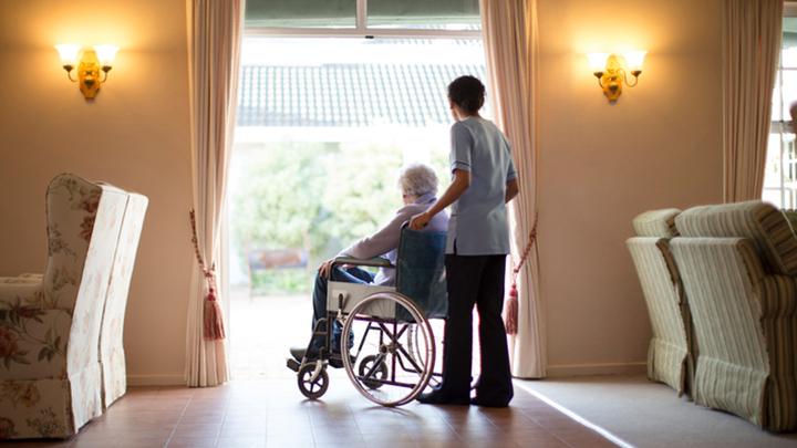 Live-in Dementia Care or Care Homes: What’s the Difference?
